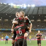 Es folgt die Weltmeisterschaft in Brasilien. Im legendären Halbfinale von Belo Horizonte zerlegt die deutsche Elf Brasilien mit 7:1, Kroos erzielt zwei Treffer