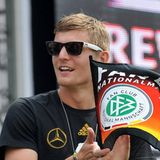 Kroos und Siegtorschütze Mario Götze mit Sonnenbrillen: Mit dem Weltmeister-Pokal im Gepäck feiert die deutsche Nationalmannschaft mit den Fans in Berlin