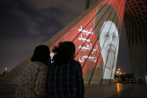 Von der Führungsspitze betrauert, von großen Teilen der Bevölkerung verhasst: Der plötzliche Tod des iranischen Präsidenten Ebrahim Raisi versetzt das Land in Aufruhr – und rückt eine lang im Hintergrund diskutierte Nachfolgefrage ins Rampenlicht.