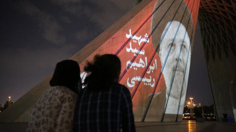 Von der Führungsspitze betrauert, von großen Teilen der Bevölkerung verhasst: Der plötzliche Tod des iranischen Präsidenten Ebrahim Raisi versetzt das Land in Aufruhr – und rückt eine lang im Hintergrund diskutierte Nachfolgefrage ins Rampenlicht.