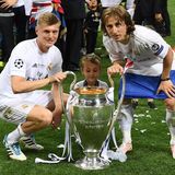 Im selben Jahr läuft Kroos' Vertrag bei den Bayern aus. Weil seine Gehaltsforderungen mutmaßlich zu hoch sind, lässt der deutsche Rekordmeister ihn nach Madrid ziehen. Ob die Bayern-Bosse ihren nüchternen Geschäftssinn jemals bereut haben, ist nicht überliefert. Kroos ist Stammspieler bei Real und bildet mit dem Kroaten Luka Modric ein kongeniales Mittelfeld-Duo, das jahrelang Europa beherrscht und 2016 die Königsklasse gewinnt. Weitere Titel folgen 2017, 2018 und 2022