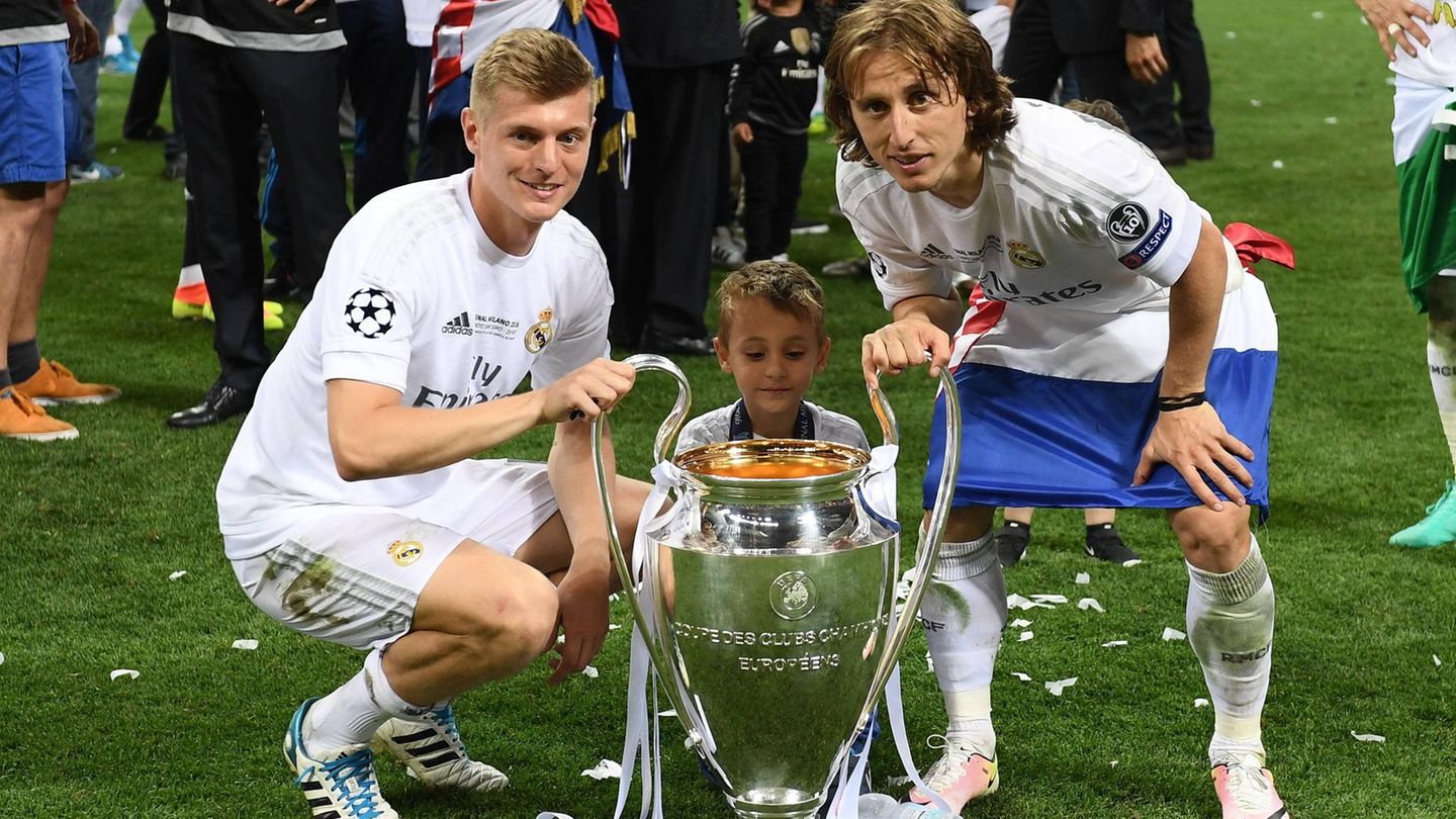 Letztes Spiel: Im selben Jahr läuft Kroos' Vertrag bei den Bayern aus. Weil seine Gehaltsforderungen mutmaßlich zu hoch sind, lässt der deutsche Rekordmeister ihn nach Madrid ziehen. Ob die Bayern-Bosse ihren nüchternen Geschäftssinn jemals bereut haben, ist nicht überliefert. Kroos ist Stammspieler bei Real und bildet mit dem Kroaten Luka Modric ein kongeniales Mittelfeld-Duo, das jahrelang Europa beherrscht und 2016 die Königsklasse gewinnt. Weitere Titel folgen 2017, 2018 und 2022 Im selben Jahr läuft Kroos' Vertrag bei den Bayern aus. Weil seine Gehaltsforderungen mutmaßlich zu hoch sind, lässt der deutsche Rekordmeister ihn nach Madrid ziehen. Ob die Bayern-Bosse ihren nüchternen Geschäftssinn jemals bereut haben, ist nicht überliefert. Kroos ist Stammspieler bei Real und bildet mit dem Kroaten Luka Modric ein kongeniales Mittelfeld-Duo, das jahrelang Europa beherrscht und 2016 die Königsklasse gewinnt. Weitere Titel folgen 2017, 2018 und 2022