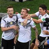 Kroos jubelt über das schönste Tor seiner Karriere: Bei der WM in Russland 2018 gelingt ihm in der 95. Minute der Siegtreffer per Freistoß von weit links zum 2:1 gegen Schweden. Das Tor ist ein Meisterwerk für die Ewigkeit. Aber dadurch, dass die Mannschaft so sang- und klanglos nach der Vorrunde ausscheidet, kommt ihm keine große Bedeutung mehr zu