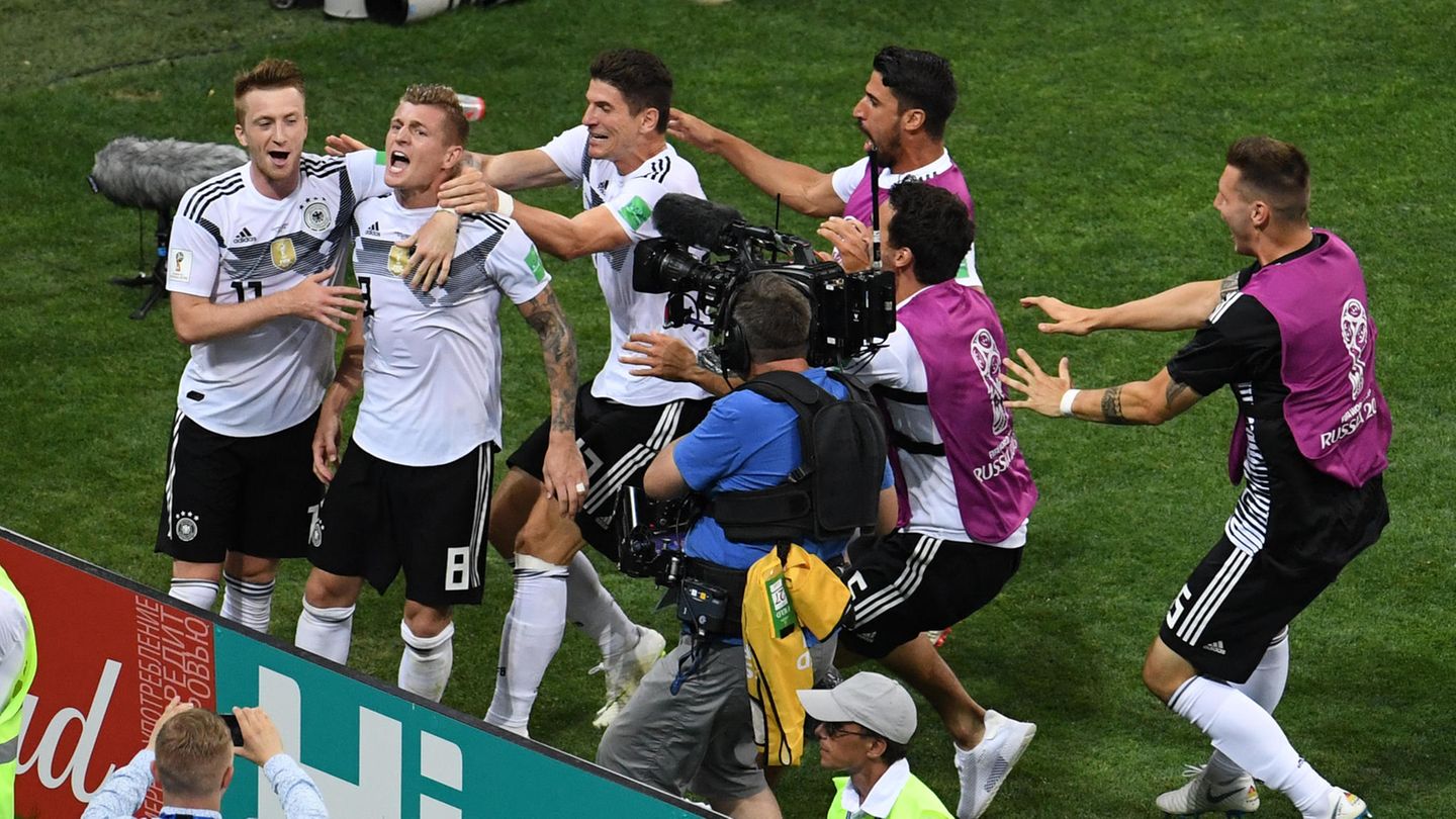 Letztes Spiel: Kroos jubelt über das schönste Tor seiner Karriere: Bei der WM in Russland 2018 gelingt ihm in der 95. Minute der Siegtreffer per Freistoß von weit links zum 2:1 gegen Schweden. Das Tor ist ein Meisterwerk für die Ewigkeit. Aber dadurch, dass die Mannschaft so sang- und klanglos nach der Vorrunde ausscheidet, kommt ihm keine große Bedeutung mehr zu Kroos jubelt über das schönste Tor seiner Karriere: Bei der WM in Russland 2018 gelingt ihm in der 95. Minute der Siegtreffer per Freistoß von weit links zum 2:1 gegen Schweden. Das Tor ist ein Meisterwerk für die Ewigkeit. Aber dadurch, dass die Mannschaft so sang- und klanglos nach der Vorrunde ausscheidet, kommt ihm keine große Bedeutung mehr zu