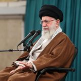 Denn mit 85 Jahren ist er noch immer der mächtigste Mann im Land: Ajatollah Ali Chamenei, der Oberste Geistliche Führer des Irans. Um sein politisches und religiöses Erbe ranken sich viele Gerüchte. Auch Modschtaba, der zweitälteste Sohn Chameneis, wird in in diesem Zusammenhang oft erwähnt...