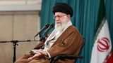 Denn mit 85 Jahren ist er noch immer der mächtigste Mann im Land: Ajatollah Ali Chamenei, der Oberste Geistliche Führer des Irans. Um sein politisches und religiöses Erbe ranken sich viele Gerüchte. Auch Modschtaba, der zweitälteste Sohn Chameneis, wird in in diesem Zusammenhang oft erwähnt...