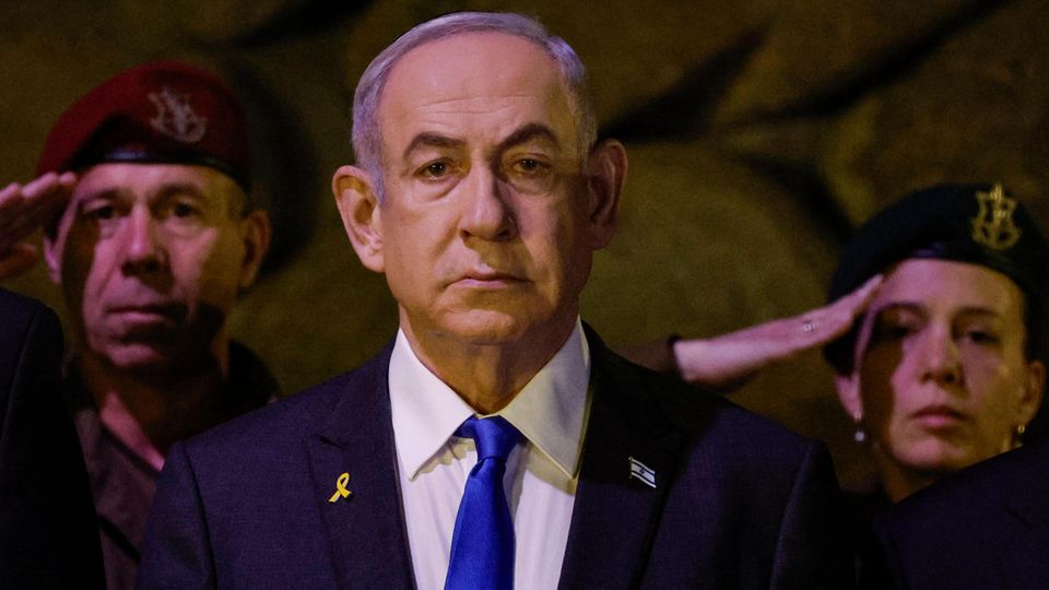 Israels Premierminister Benjamin Netanjahu blickt grimmig