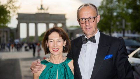 Charlotte und Friedrich Merz in Berlin vor dem Brandenburger Tor