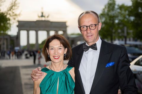 Charlotte und Friedrich Merz in Berlin vor dem Brandenburger Tor