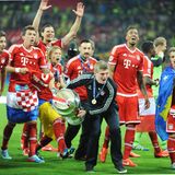 Um mit der Mannschaft nach dem gewonnenen Finale gegen Borussia Dortmund im Wembley-Stadion zu jubeln, reicht es aber trotzdem. Es ist der erste von fünf unglaublichen Champions-League-Titeln. Daneben gewinnen die Bayern die Meisterschaft und den Pokal