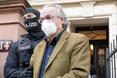 Reichsbürger Heinrich XIII. Prinz Reuß wird von einem vermummten Polizisten abgeführt
