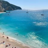 Platz 4: Lefkada, Griechenland  Nicht gerade das nächstgelegene Reiseziel, aber eines der schönsten: Lefkada in Griechenland. Dort warten türkisblaues Wasser, schroffe Steilküsten und zwölf Sonnenstunden täglich. Die Insel ist die campingfreundlichste von den griechischen Inseln. Vor Ort gibt es zwar nur acht Campingsplätze, die aber inmitten spektakulärer Naturkulisse