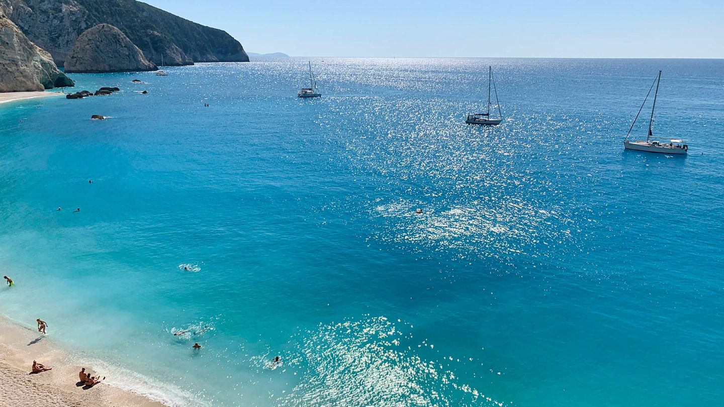 Platz 4: Lefkada, Griechenland  Nicht gerade das nächstgelegene Reiseziel, aber eines der schönsten: Lefkada in Griechenland. Dort warten türkisblaues Wasser, schroffe Steilküsten und zwölf Sonnenstunden täglich. Die Insel ist die campingfreundlichste von den griechischen Inseln. Vor Ort gibt es zwar nur acht Campingsplätze, die aber inmitten spektakulärer Naturkulisse