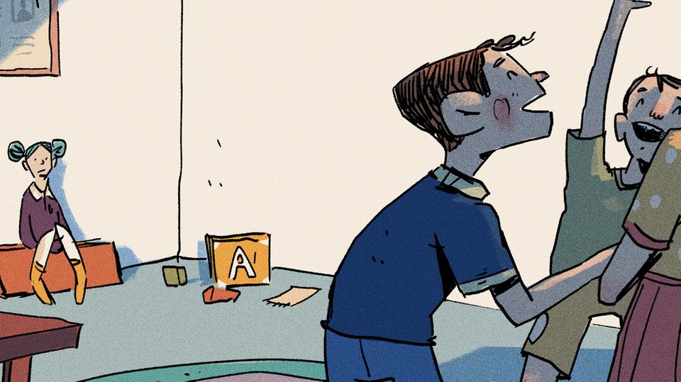 Ein Mädchen sitzt allein am Rand während andere Kinder spielen