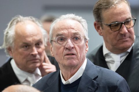 Heinrich XIII. Prinz Reuß (Mitte) zwischen seinen Verteidigern vor dem Oberlandesgericht Frankfurt. Die Bundesanwaltschaft legt den insgesamt neun Angeklagten unter anderem die Mitgliedschaft in einer terroristischen Vereinigung zur Last.