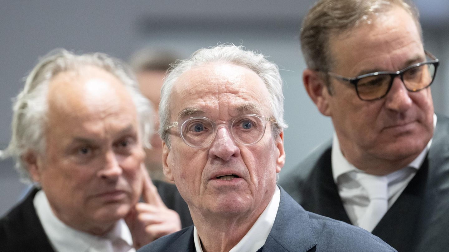 Heinrich XIII. Prinz Reuß (Mitte) zwischen seinen Verteidigern vor dem Oberlandesgericht Frankfurt. Die Bundesanwaltschaft legt den insgesamt neun Angeklagten unter anderem die Mitgliedschaft in einer terroristischen Vereinigung zur Last.