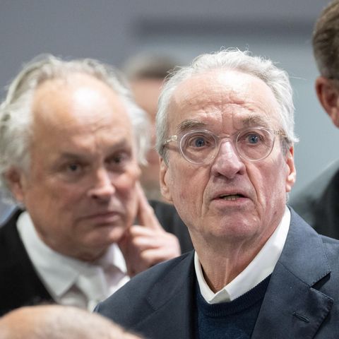 Heinrich XIII. Prinz Reuß (Mitte) zwischen seinen Verteidigern vor dem Oberlandesgericht Frankfurt. Die Bundesanwaltschaft legt den insgesamt neun Angeklagten unter anderem die Mitgliedschaft in einer terroristischen Vereinigung zur Last.
