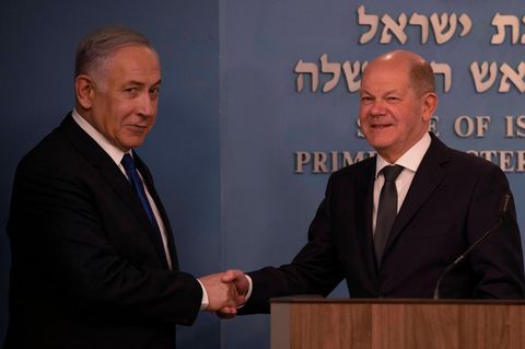 Israels Premierminister Benjamin Netanjahu (li.) und Bundeskanzler Olaf Scholz im März 2024 in Israel