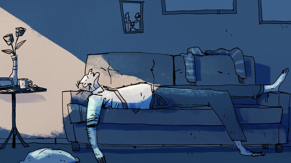 Ein Mann schläft auf einer Couch