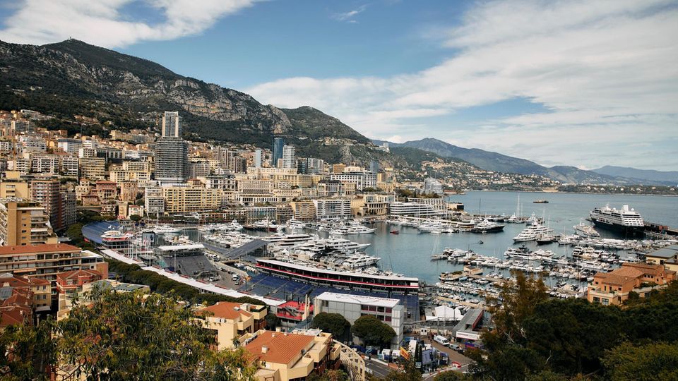 Panoramablick auf die Stadt, die Hochhäuser, die Berge und den Hafen von Monaco