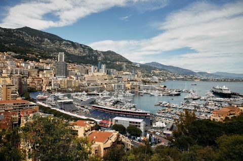 Panoramablick auf die Stadt, die Hochhäuser, die Berge und den Hafen von Monaco