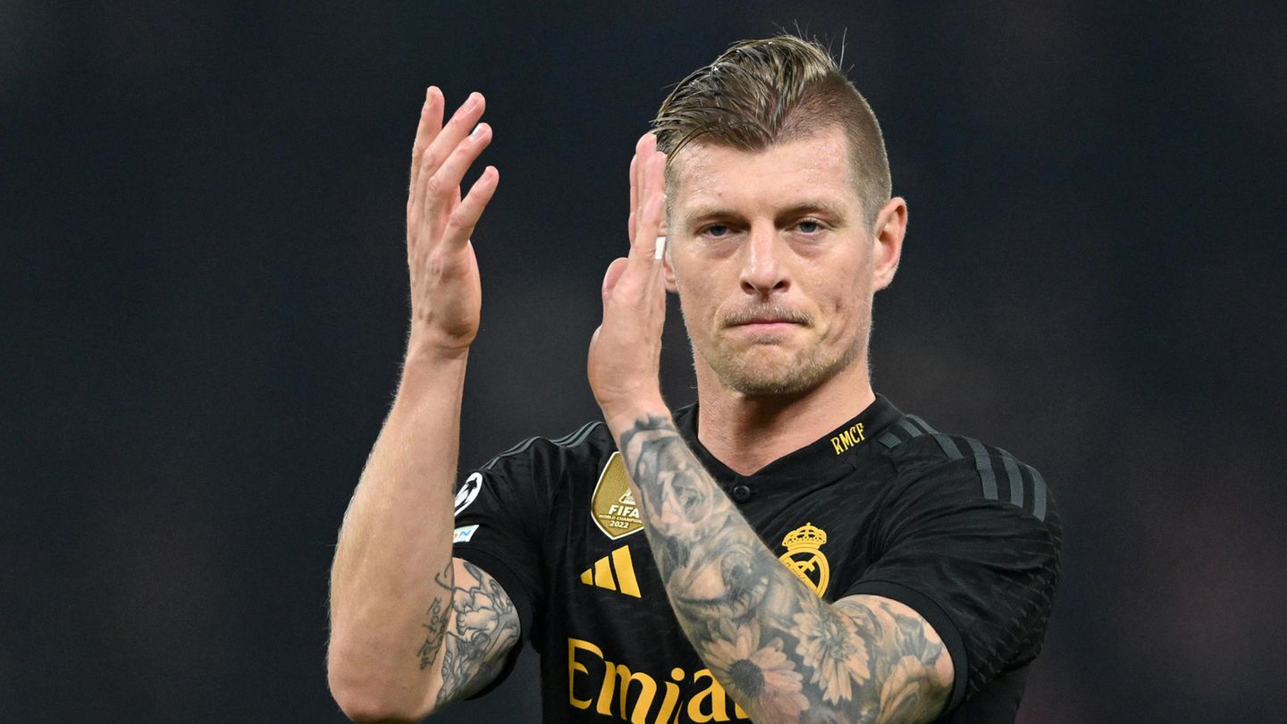 Toni Kroos bedankt sich beim Publikum