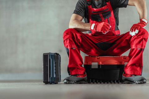 Mann mit roter Arbeitshose