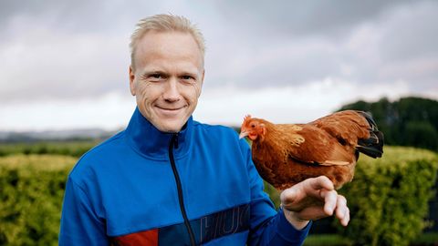 Carsten Ramelow mit einem Huhn auf dem Arm