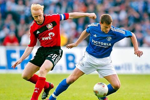 Carsten Ramelow (Bayer Leverkusen, links) im Zweikampf um den Ball mit Ebbe Sand (Schalke)