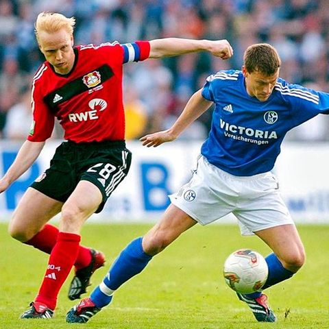 Carsten Ramelow (Bayer Leverkusen, links) im Zweikampf um den Ball mit Ebbe Sand (Schalke)