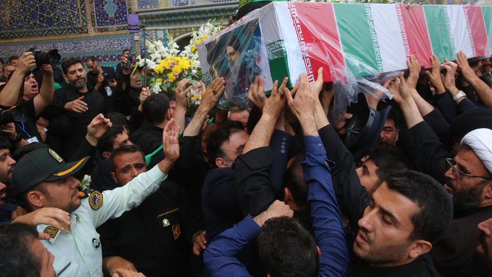 Der Trauerzug durch Teheran zog Tausende an, die dem verunglückten Politiker die letzet Ehre erweisen wollten Der Trauerzug durch Teheran zog Tausende an, die dem verunglückten Politiker die letzet Ehre erweisen wollten