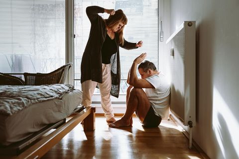 Häusliche Gewalt: Frau schlägt Mann am Boden