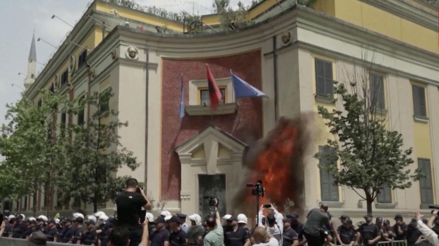 Proteste in Tirana: Korruptionsvorwürfe in Albanien: Demonstranten werfen Benzinbomben auf Rathaus