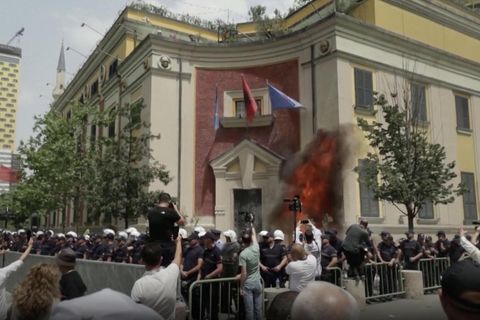 Hunderte Demonstranten fordern wegen Korruptionsvorwürfen den Rücktritt von Erion Veliaj, dem Bürgermeister der albanischen Hauptstadt Tirana.