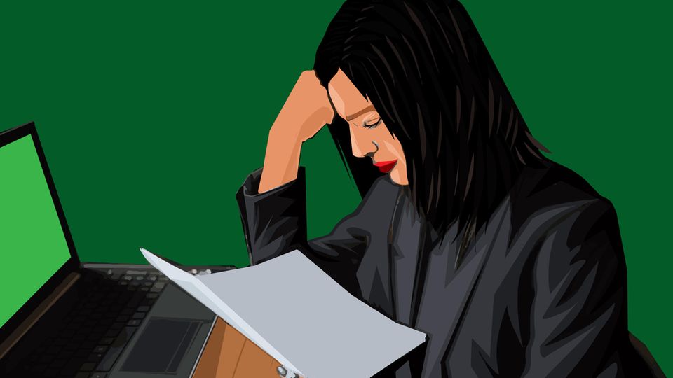Illustration zu Bildungsgerechtigkeit: Frau sitzt vor einem Laptop und schaut auf ein Blatt Papier, dass in ihrer Hand liegt