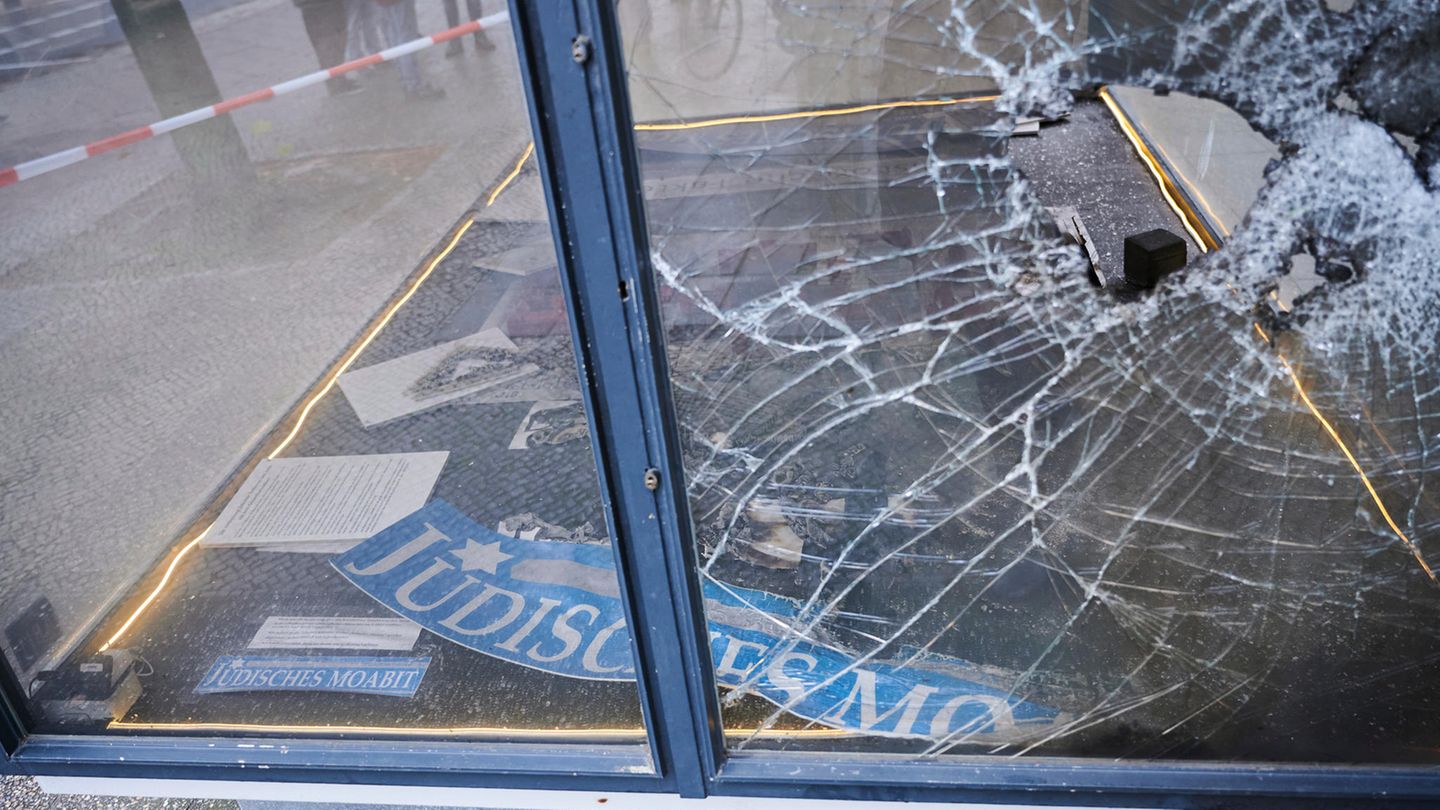 Antisemitische Angriffe Ein Schaukasten ist zerstört