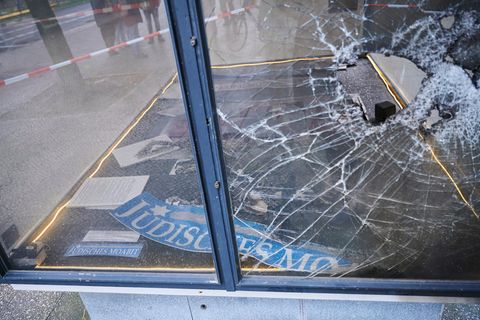 Ein Schaukasten ist zerstört
