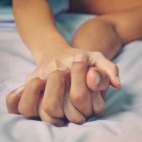 Nahaufnahme ineinander verschlungener Hände