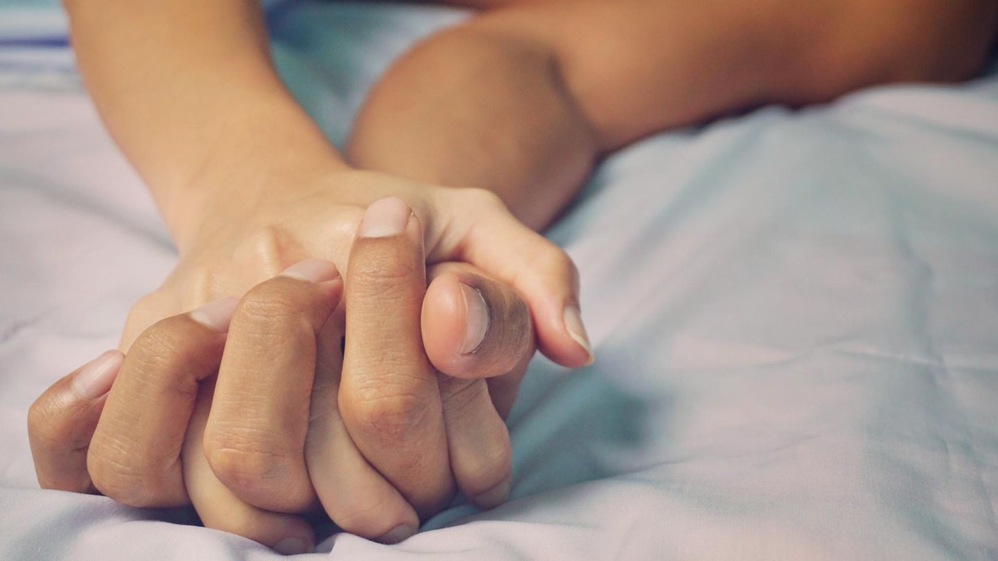 Nahaufnahme ineinander verschlungener Hände Nahaufnahme ineinander verschlungener Hände