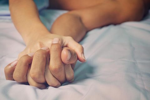 Nahaufnahme ineinander verschlungener Hände