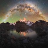 Die Milchstraße über Berggipfeln und einem Bergsee