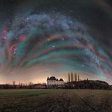 Die Milchstraße über einem Herrenhaus in Frankreich