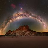 die südliche Milchstraße über einer bemerkenswerten Formation aus bunten Sandsteinfelsen