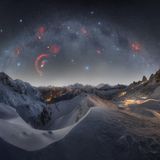 Milchstraße über schneebedeckter Berglandschaft