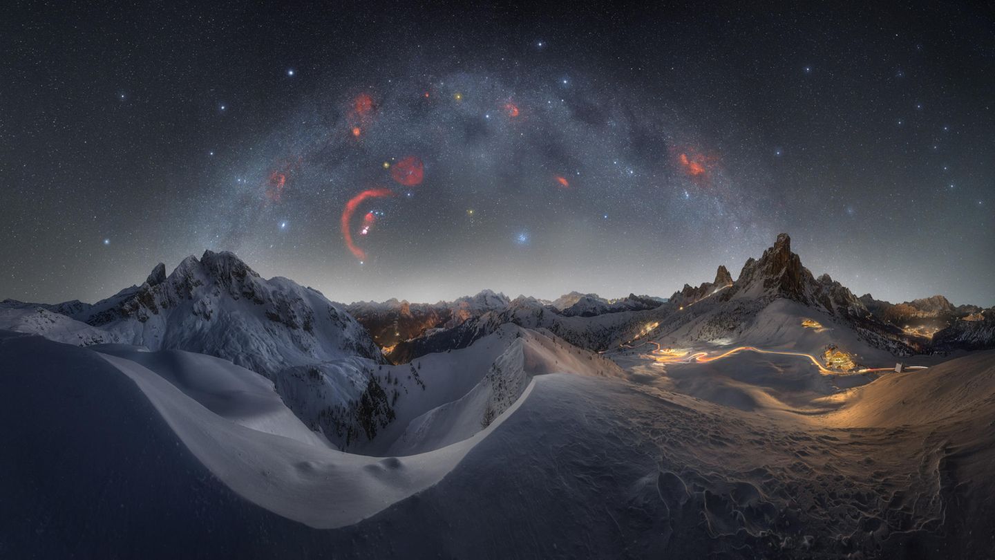 “ROAD TO WINTER PARADISE” – ANDREA CURZI Milchstraße über schneebedeckter Berglandschaft