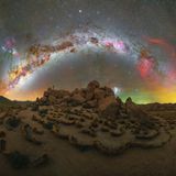 Sandsteinfelsen unter der Milchstraße in der Atacama Wüste