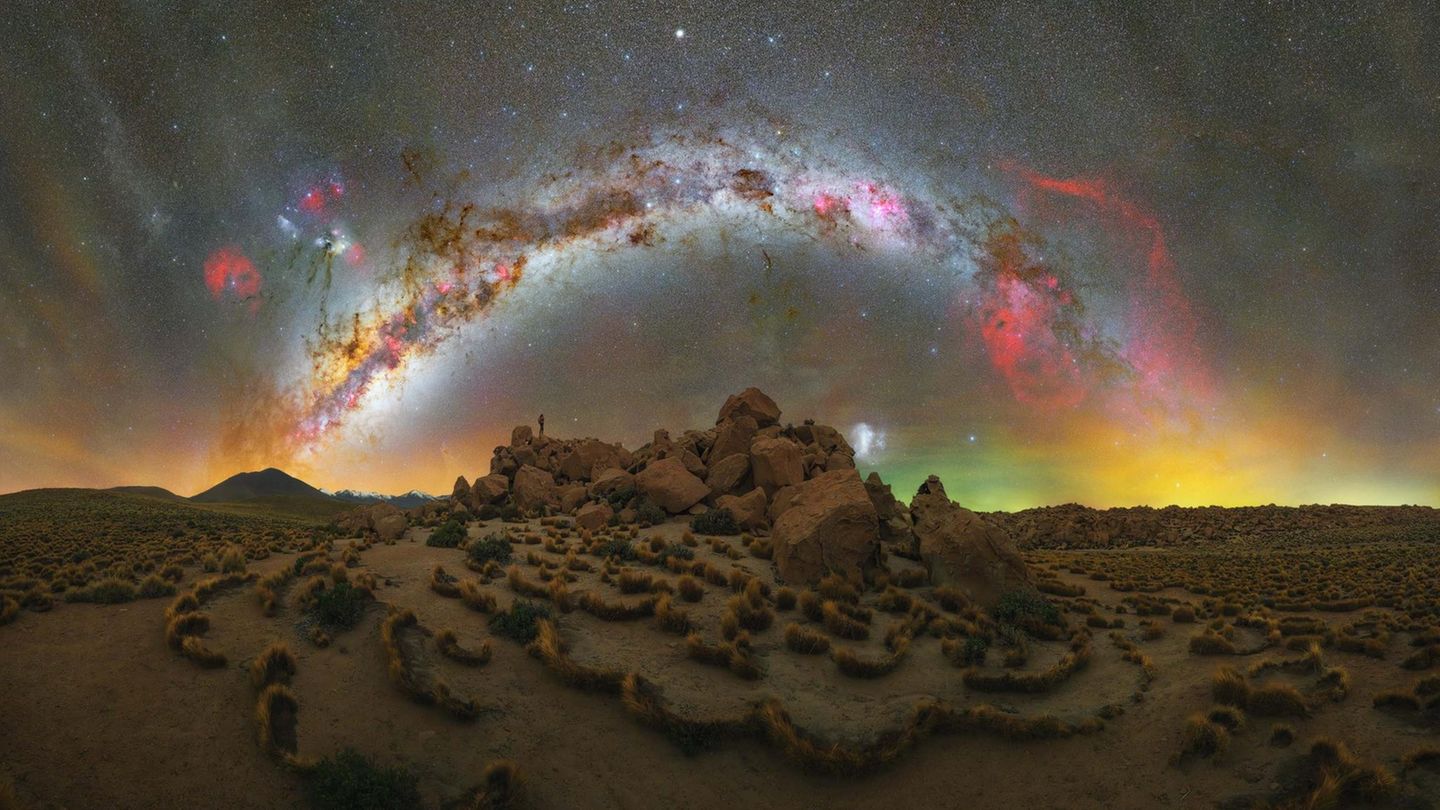 Sandsteinfelsen unter der Milchstraße in der Atacama Wüste