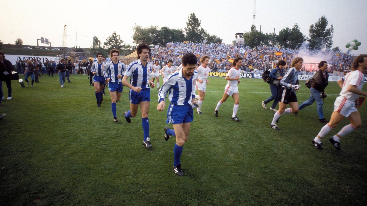 Europa-League-Finale: Die Finalgegner laufen im Mai 1988 in das bescheidene Ulrich-Haberland-Stadion (knapp über 30.000 Zuschauer) in Leverkusen ein, wo das Rückspiel des Uefa Cups stattfindet. Das Hinspiel gegen Espanyol Barcelona hat Bayer Leverkusen (weiße Trikots) mit 0:3 verloren. Für einen Sieg braucht es eine Aufholjagd. Die Finalgegner laufen im Mai 1988 in das bescheidene Ulrich-Haberland-Stadion (knapp über 30.000 Zuschauer) in Leverkusen ein, wo das Rückspiel des Uefa Cups stattfindet. Das Hinspiel gegen Espanyol Barcelona hat Bayer Leverkusen (weiße Trikots) mit 0:3 verloren. Für einen Sieg braucht es eine Aufholjagd.