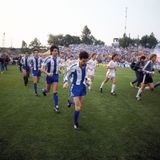 Die Finalgegner laufen im Mai 1988 in das bescheidene Ulrich-Haberland-Stadion (knapp über 30.000 Zuschauer) in Leverkusen ein, wo das Rückspiel des Uefa Cups stattfindet. Das Hinspiel gegen Espanyol Barcelona hat Bayer Leverkusen (weiße Trikots) mit 0:3 verloren. Für einen Sieg braucht es eine Aufholjagd.