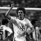 Sechs Minuten später erhöht Bayer durch Falko Götz auf 2:0.